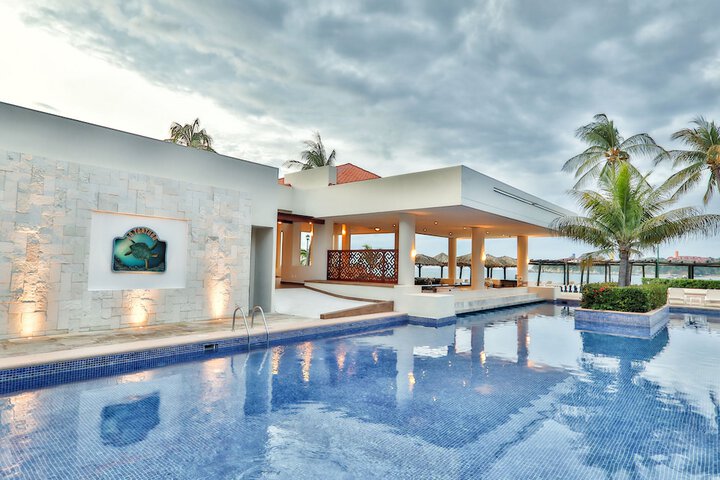 Hotel Pool