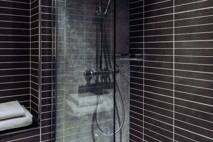 Room 8 of 42