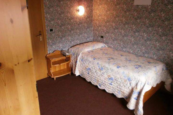 Room 5 of 11