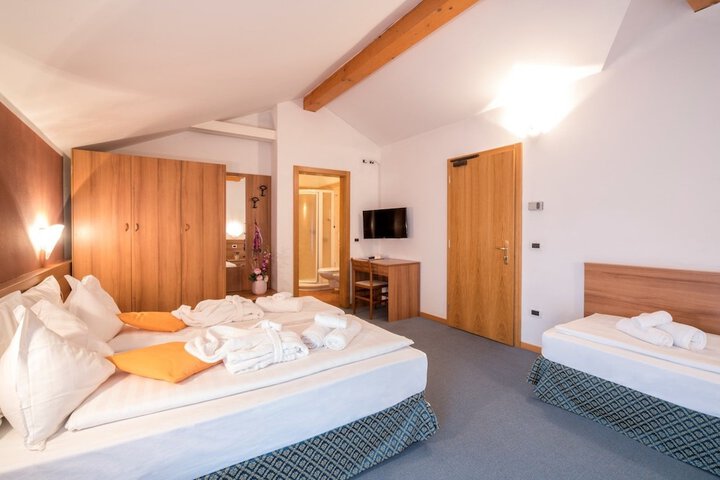 Room 5 of 33