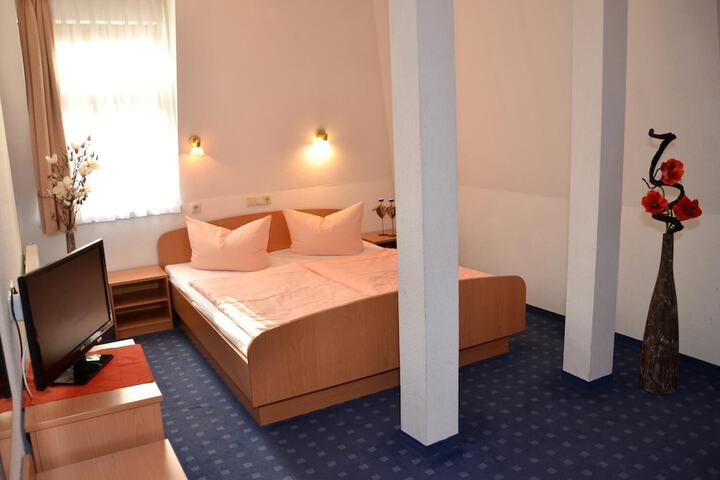Room 6 of 33