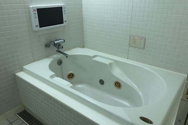 Room 5 of 8