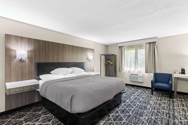 1 King Bed (2 of 16)