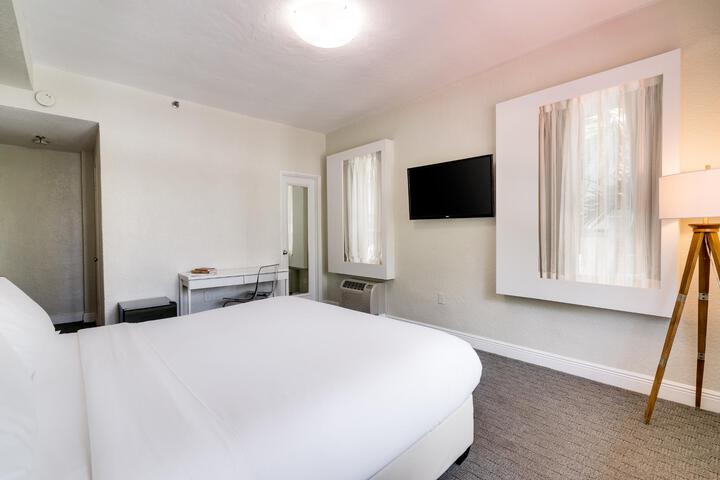 1 King Bed (3 of 17)