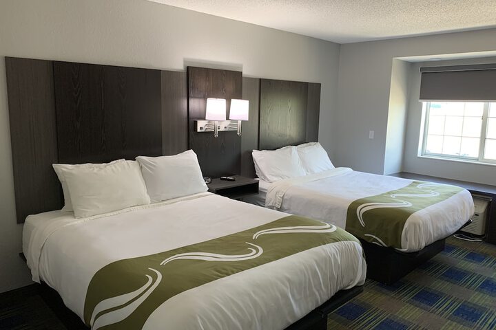 1 Queen Bed (6 of 22)