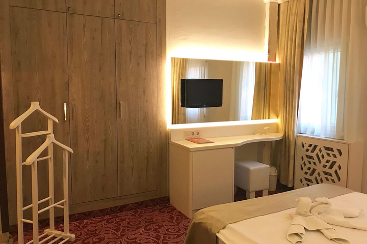 Room 6 of 7
