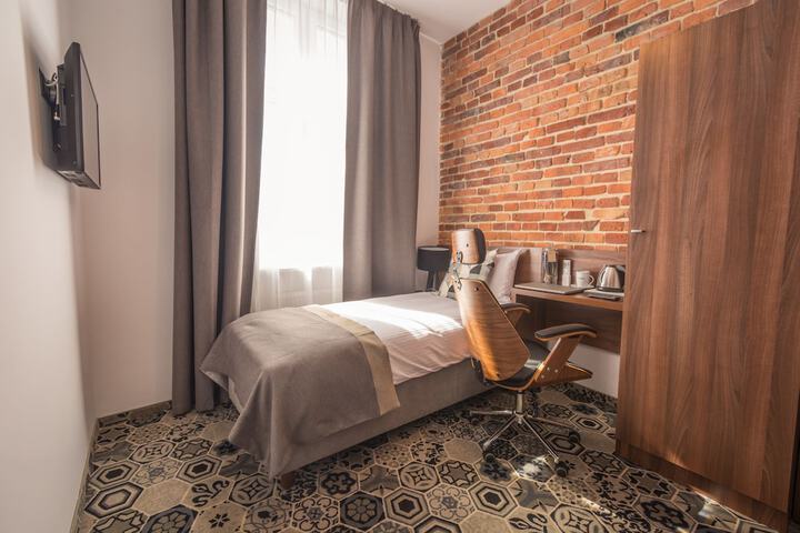Room 32 of 73