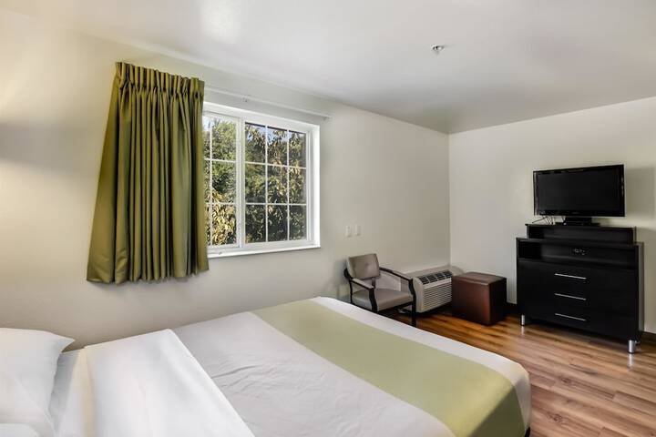 1 Queen Bed (2 of 12)