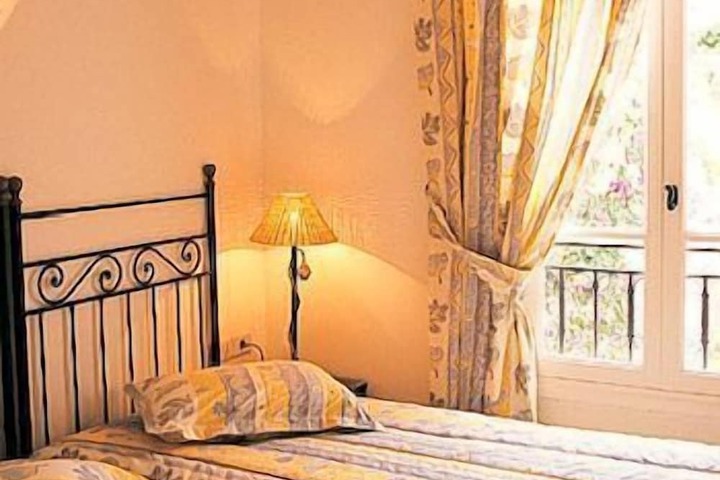 Room 4 of 16