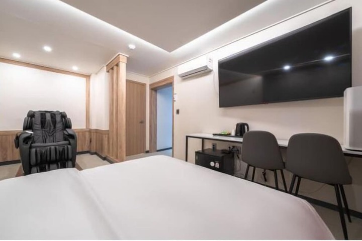 Room 5 of 28