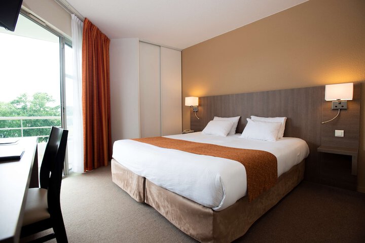 Room 6 of 28