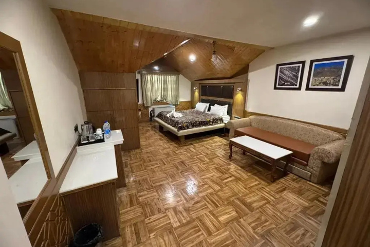 Room 4 of 12