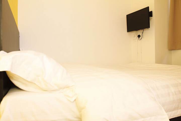 Room 4 of 33