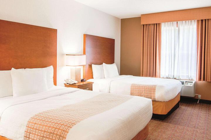 1 King Bed Mobility Hearing Impaired Accessible Room (13 of 17)