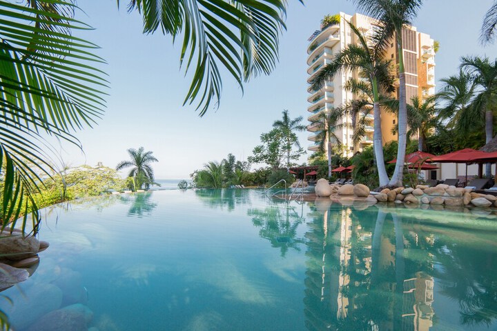 Hotel Pool