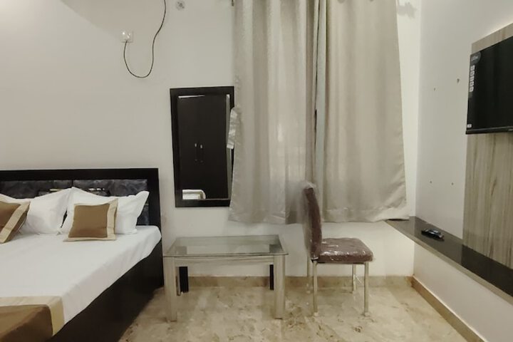 Room 4 of 8