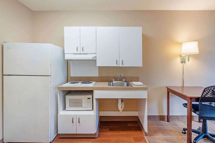Studio Accessible Queen Size Bed (8 of 13)