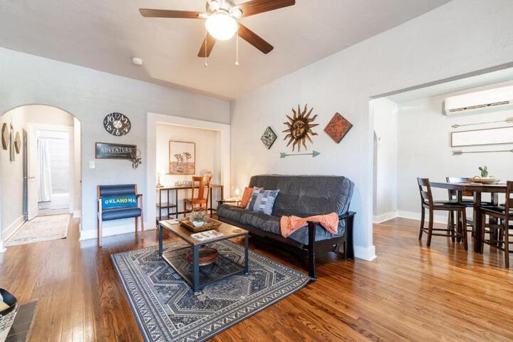The Cozy Chickasha Fiber WIFI, Washer &  Dryer, Near DT Chickasha & Leg Lamp! in Chickasha, OK