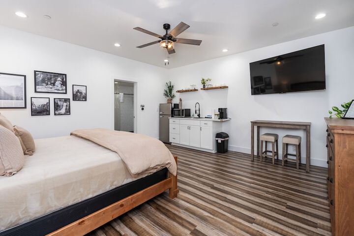 Room 6 of 25
