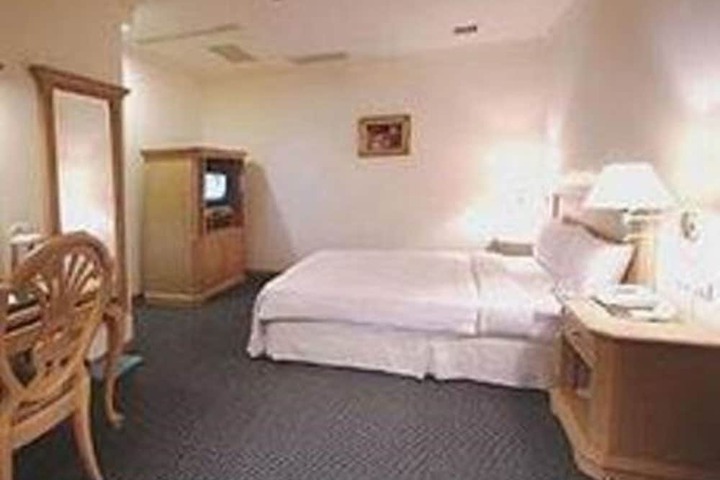 Room 13 of 40