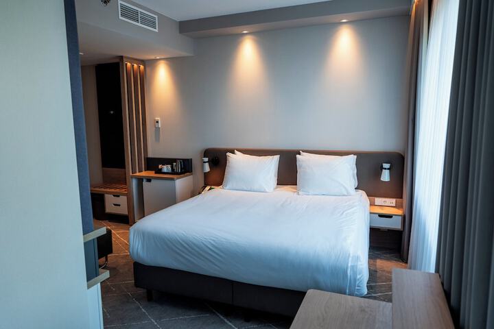 Room 28 of 104