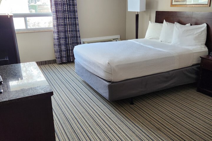 1 Queen Bed Mobility Accessible Bathtub with Grab Bars (1 of 13)