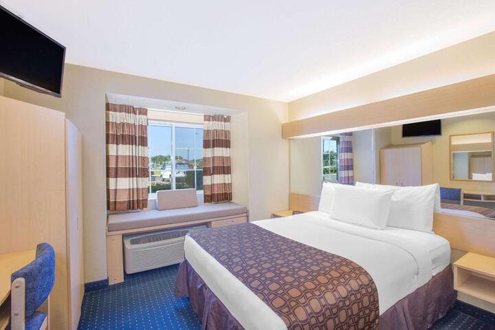 1 Queen Bed (2 of 20)