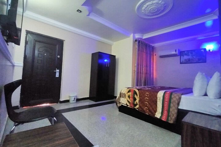 Room 11 of 34