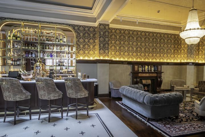 Lounge 94 of 104