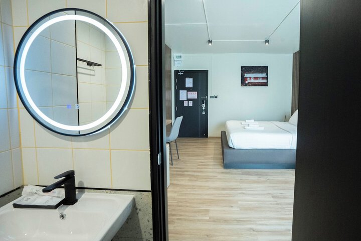 Room 80 of 96