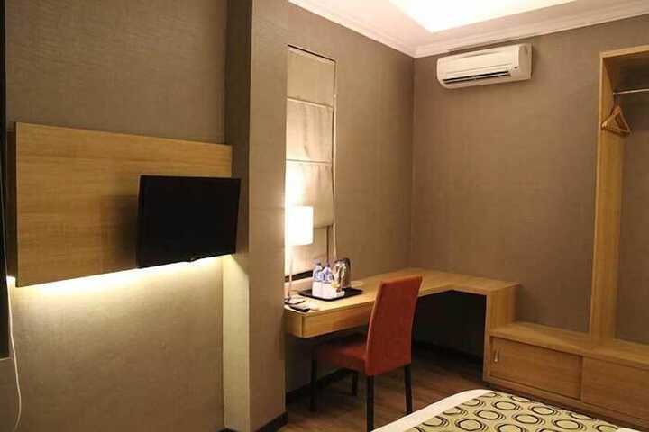 Room 9 of 28