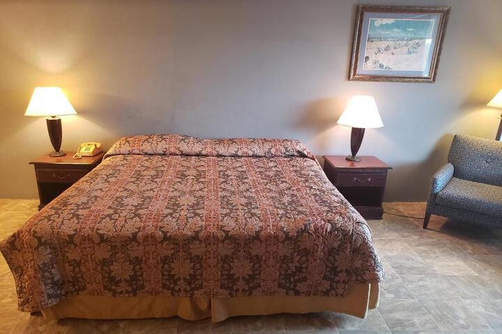 1 King Bed (4 of 5)