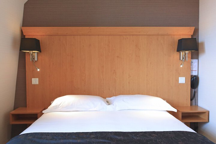 Room 9 of 77