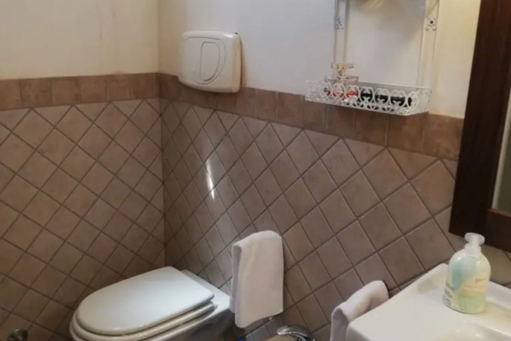 Room 8 of 12
