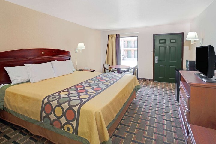 1 King Bed (4 of 6)