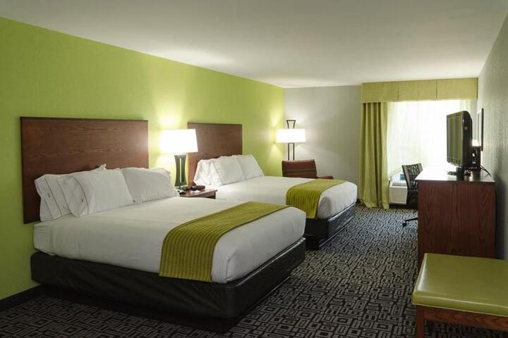 2 Queen Beds (6 of 10)