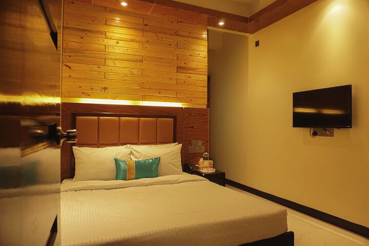 Room 10 of 16