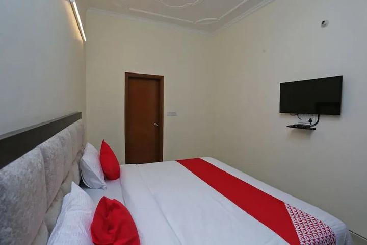Room 5 of 12