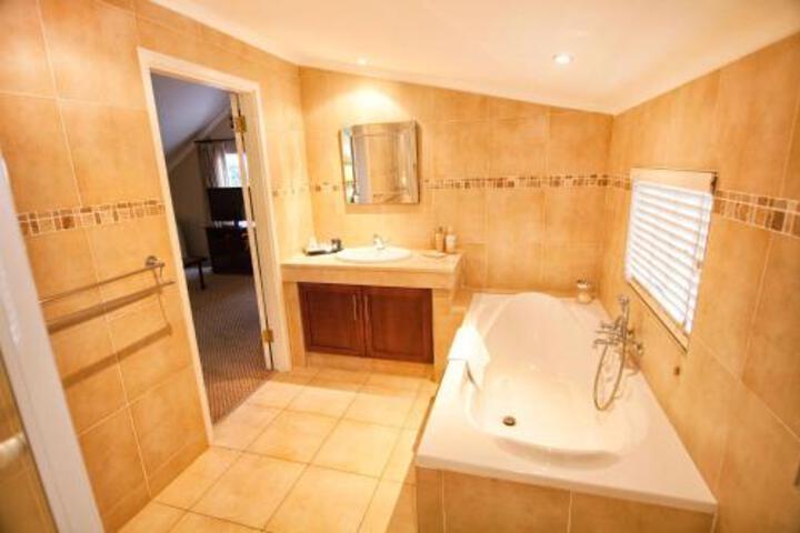 Suite 4 of 5