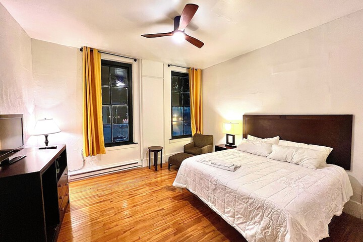 Standard King Room with City View (3 of 3)