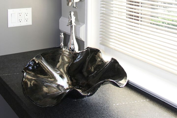 Windowless Economy Double Room Ensuite 301 Houdini Room (20 of 27)