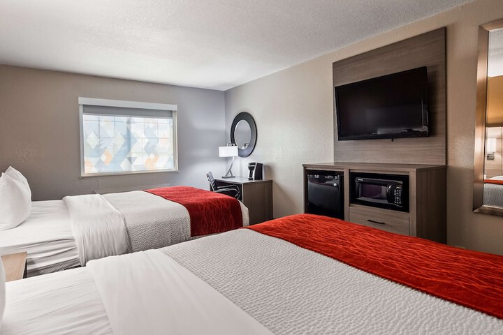 2 Queen Beds High Speed Internet Accessible Microwave and Refrigerator Desk Flat Screen (5 of 16)