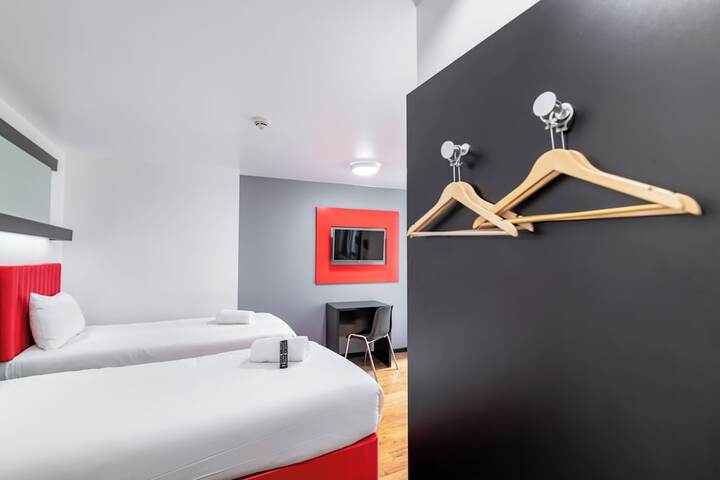 Room 44 of 100