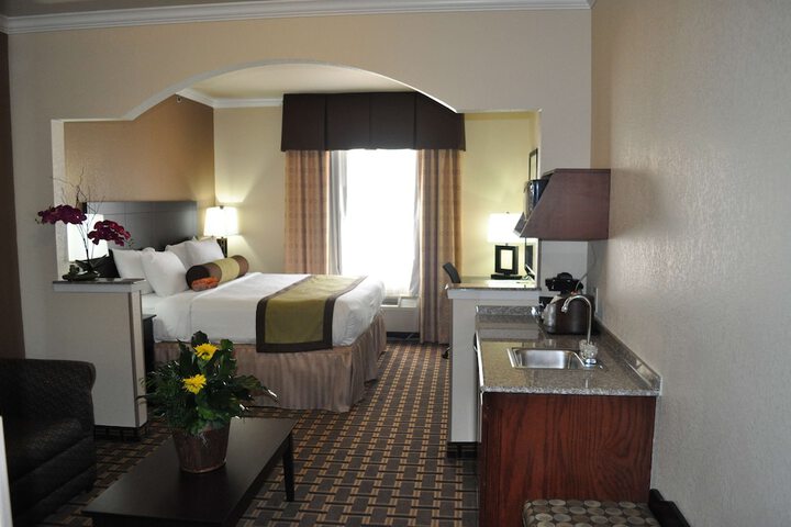 1 King Bed Living Area Wet Bar Microwave and Refrigerator WiFi Full Breakfast (15 of 15)
