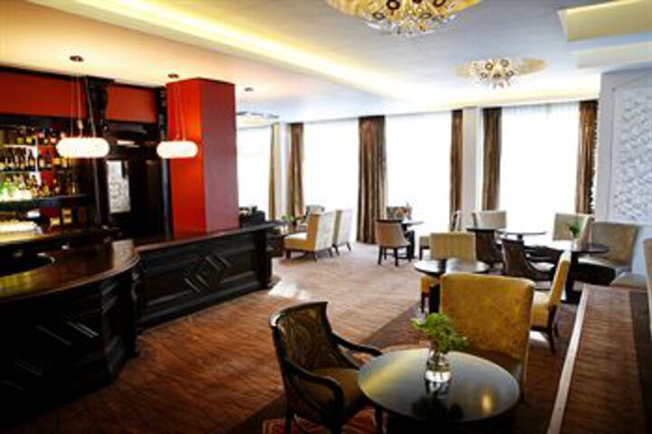 Lounge 48 of 69