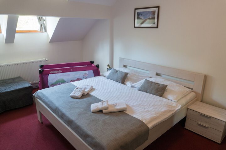 Room 4 of 83