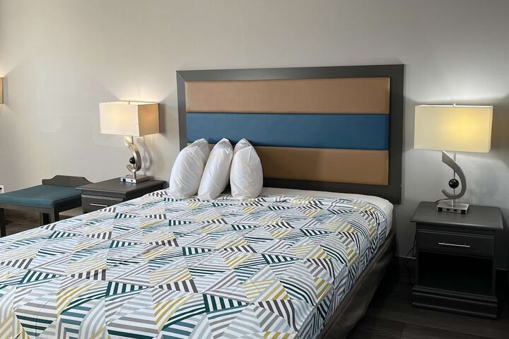 1 King Bed Micfridge (7 of 7)