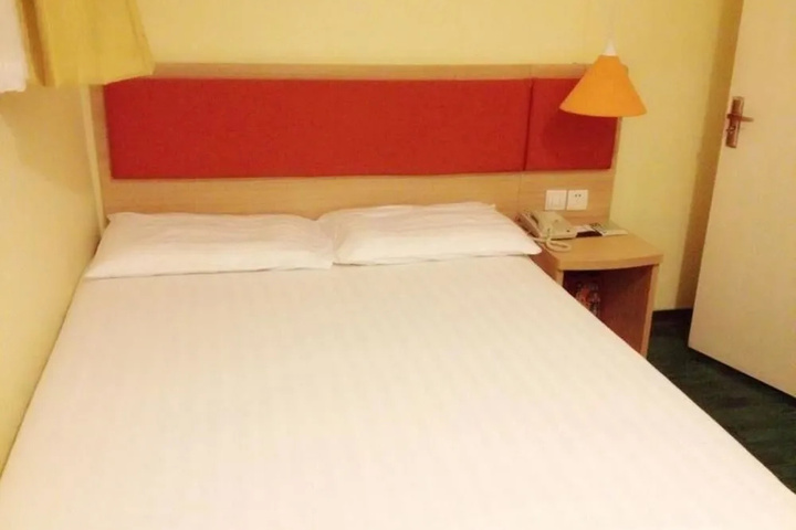 Room 5 of 12