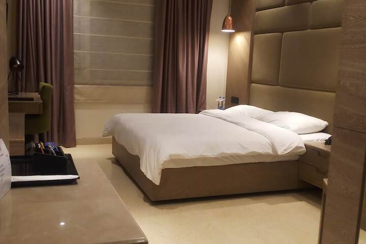 Room 10 of 33
