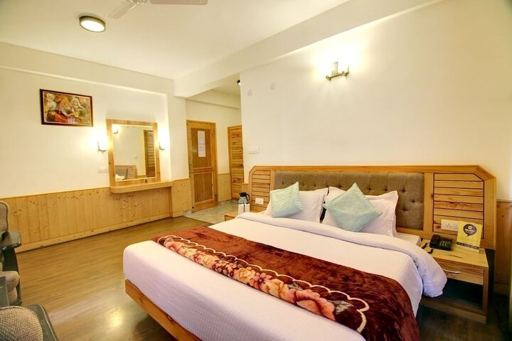 Room 6 of 12